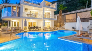 Villa Beyaz | Kalkan Kızıltaş’ta 5 Süit Odalı, Deniz Manzaralı Villa