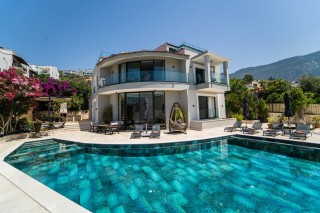 Villa Safran Country | Kalamar’da 13×7 m Havuzlu, 5 Odalı Lüks Villa