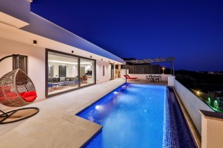 Villa Azure – Doğa İçinde Korunaklı ve Lüks Bir Tatil