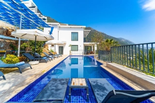 Villa Mamma Mia | Kalkan Akbel’de Deniz Manzaralı, Jakuzili, Lüks Aile