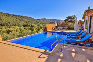 Villa Karaağaç – Doğa İçinde Korunaklı Havuzlu Muhafazakar Villa