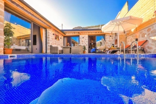 Villa Gökkaya | Kalkan Yeşilköy’de Korunaklı, Jakuzili Balayı Villası