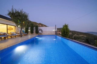 Villa Aklar | Kalkan Aklar’da Korunaklı, Jakuzili Kiralık Tatil Villa