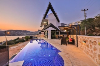 Villa Loca | Kalkan Kışla’da Deniz Manzaralı Denize Yakın Lüks Villa