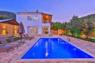 Villa Ganimet | Kalkan Bezirgan’da Korunaklı, Jakuzili, 5 Yatak Odalı 