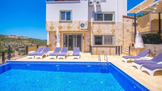 Villa Zirve, Kalkan’da 9 yatak odalı – 19 kişi kapasiteli büyük villa