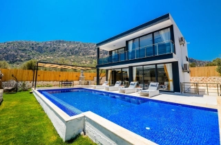 Villa Black Rose | Kalkan Ulugöl’de Korunaklı, Jakuzili Özel Balayı 