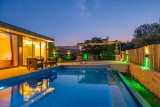 Villa Hisar – Kalkan Sarıbelen’de Korunaklı, Jakuzili, 4 Kişilik Villa
