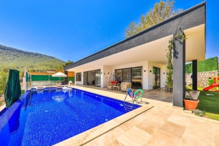 Villa Çiçek | Kalkan Sarıbelen’de Jakuzili, Korunaklı, Kiralık Villa