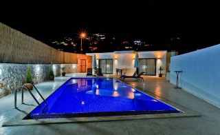 Villa Cengiz | Kalkan Kördere’de Korunaklı Havuzlu Jakuzi’li 2+1 Villa