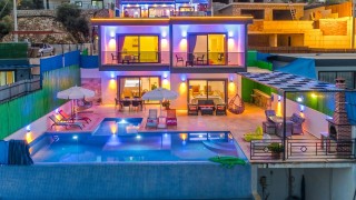 Villa Göktaşı – Kalkan Yeşilköy’de Doğayla İç İçe, Korunaklı Balayı ve