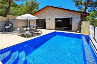 Villa Zeyno 3 – Kalkan Akbel’de Korunaklı, Jakuzili Balayı Villası