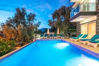 Villa Ferya | Kalkan Üzümlü’de Muhafazakar, Geniş Bahçeli Villa