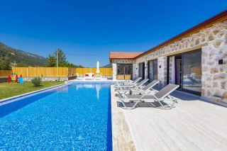 Villa Blue Bird – Sarıbelen’de Korunaklı, Jakuzili ve Çocuk Havuzlu 