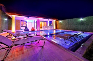 Villa Efsar | Kalkan Sarıbelen’de Korunaklı Jakuzili Özel Havuzlu