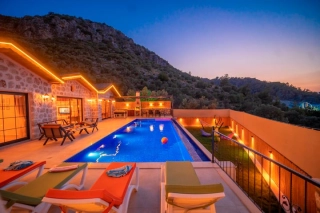 Villa Stone House Yeşilköy | Kalkan’da Jakuzili, Korunaklı Havuzlu, Do