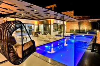 Villa Akdeniz – Sinema Odalı, Doğa Manzaralı Lüks Balayı Villası