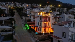 Villa Calendonia – Kalkan Kızıltaş’ta 9 Kişilik Deniz Manzaralı Tatil