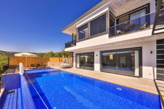 Villa Pilot | Kalkan Sarıbelen’de Korunaklı, Jakuzili 2+1 Lüks Villa