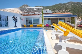 Suit Karmen – Merkeze Yakın, Terasta Havuzlu 6 Kişilik Kalkan Suiti
