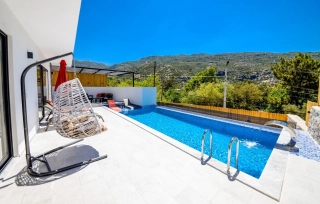 Villa Kumru – Kalkan İslamlar’da Doğa Manzaralı, Modern ve Konforlu Ta