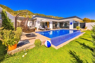 Villa Therapy Sarıbelen – Kalkan’da Isıtmalı Havuzlu, Jakuzili Villa
