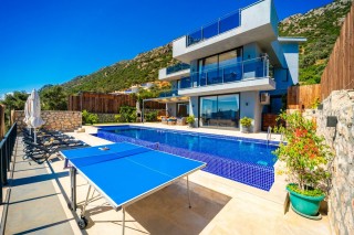 Villa Azde – Kalkan Kördere’de Lüks ve Doğayla İç İçe Deniz Manzaralı 