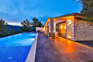 Villa Pesaro | Kalkan Sarıbelen’de Korunaklı Lüks Balayı Villası