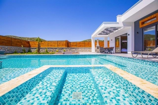 Villa Bahamas | Kalkan Bezirgan’da Jakuzili, Korunaklı, Çocuk Havuzlu 