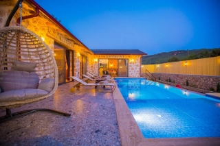 Villa Happy Çil – Sarıbelen’de Korunaklı Havuzlu Jakuzili Muhafazakâr 