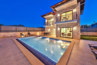 Villa Kaşlı Duo | Kaş Çukurbağ’da Korunaklı Havuzlu Aile Villası