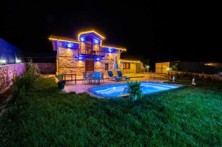 Villa Mountain House – Kalkan İkizce’de Taş Mimarili, Jakuzili Balayı 