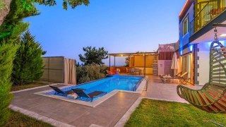 Villa Vivaldi | Kalkan Çavdır’da Jakuzili, Korunaklı, Özel Havuzlu 