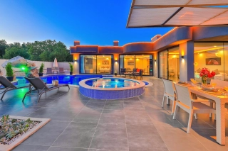 Villa Agarta | Kaş Benli’de Korunaklı, Jakuzili ve Çocuk Havuzlu