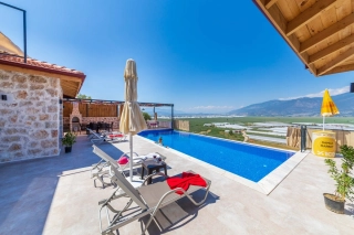 Villa Esyada – Yeşilköy’de Korunaklı, Jakuzili ve Çocuk Dostu Villa