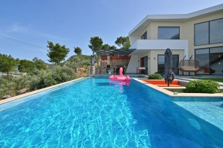 Villa Glass Home | Yeşilköy’de Jakuzili, Çocuk Havuzlu Villa