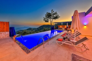 Villa Karnaval – Kalkan İslamlar’da Korunaklı, Jakuzili Balayı ve Aile