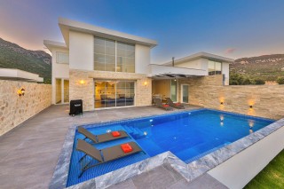 Villa Olive Garden | Bezirgan’da Korunaklı Bahçeli, Jakuzili 2+1 Villa