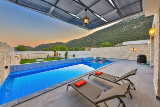 Villa Olive Garden | Bezirgan’da Korunaklı Bahçeli, Jakuzili 2+1 Villa