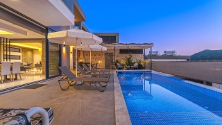 Villa İçöz Duo | Kalkan Merkeze Yakın, Jakuzili ve Korunaklı Havuzlu 