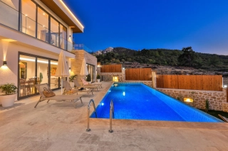 Villa Foresta | Kalkan Sarıbelen’de Kapalı Isıtmalı Havuzlu, Saunalı 