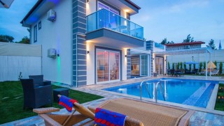 Villa Pırıltı | Üzümlü’de Tam Korunaklı, Isıtmalı Kapalı Havuzlu, 3+1 