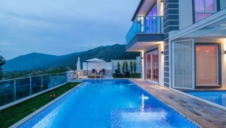 Villa Pırıltı | Üzümlü’de Tam Korunaklı, Isıtmalı Kapalı Havuzlu, 3+1 