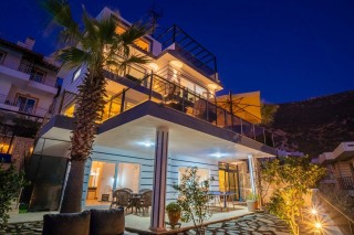 Villa In the Sky | Kalkan’da Sonsuzluk Havuzlu,Manzaralı 5 Odalı Villa