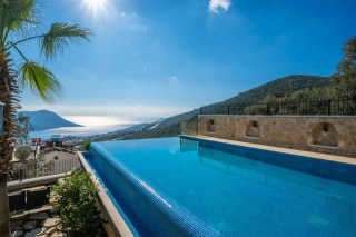 Villa In the Sky | Kalkan’da Sonsuzluk Havuzlu,Manzaralı 5 Odalı Villa