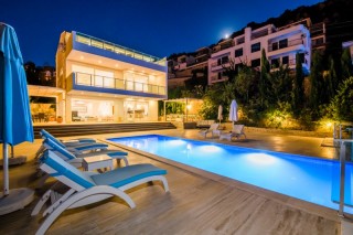Villa Hillside Kışla | Denize 500 m, Sonsuzluk Havuzlu 3+1 Lüks Villa