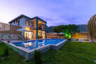 Villa Eslem Sarıbelen | Doğa İçinde Jakuzili ve Korunaklı Havuzlu 