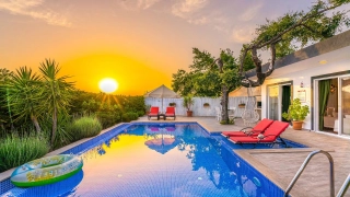 Villa Kıvılcım | Kalkan Üzümlü’de Jakuzili, Korunaklı Havuzlu
