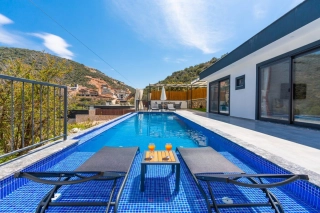 Villa Mister – Kalkan Ordu’da Korunaklı, Jakuzili 4 Kişilik Özel Havuz