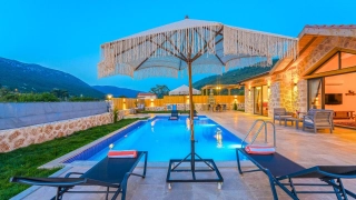 Villa Aras Garden: Doğa İçinde Korunaklı Havuzlu Muhteşem Villa